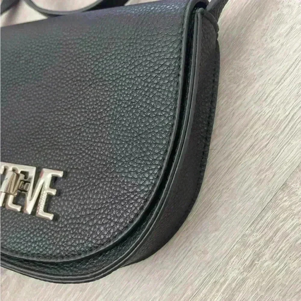 STEVE MADDEN- Turnlock Black Crossbody - Picture 2 of 8